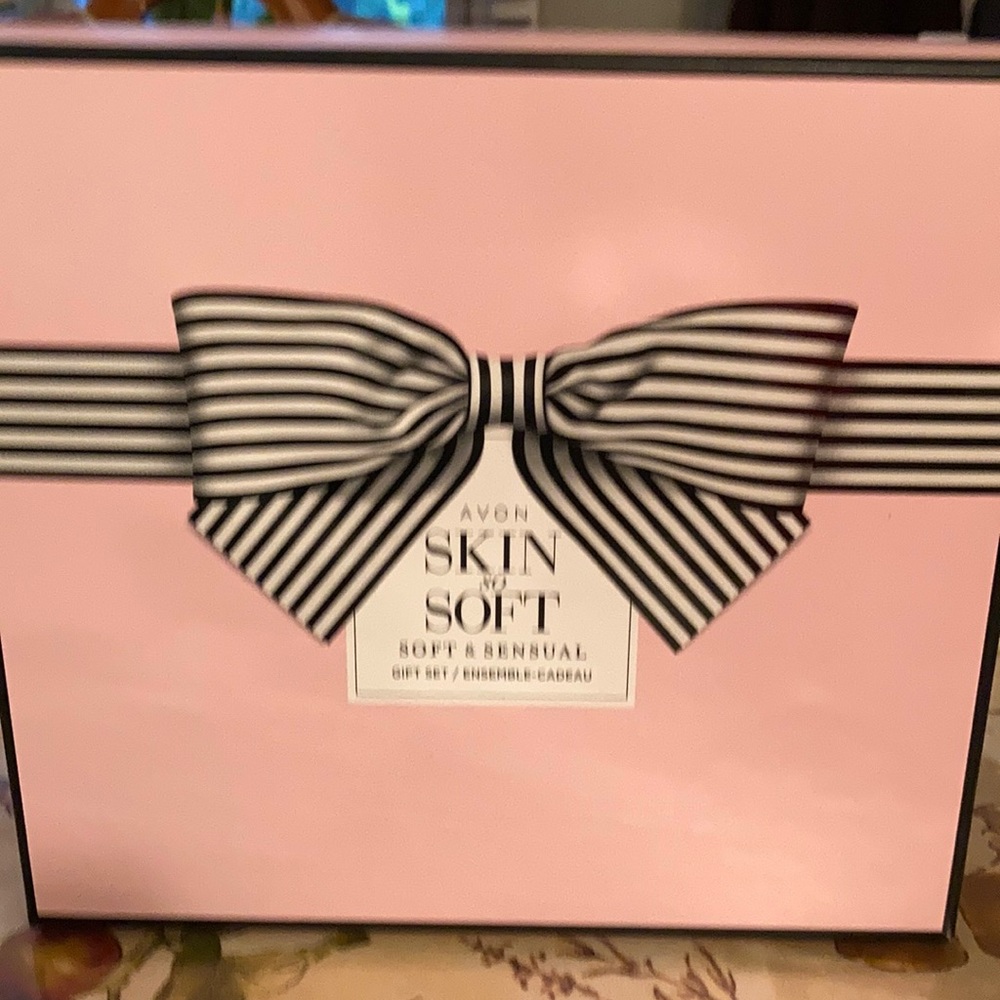 Avon skin so soft set